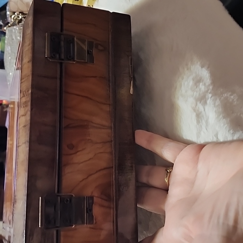 VINTAGE  SQUARE  WOODEN JEWELRY BOX. - Picture 4 of 8